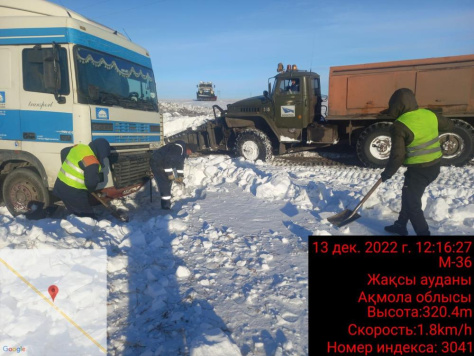 Дорожники помогли вытащить из кювета многотонную фуру 